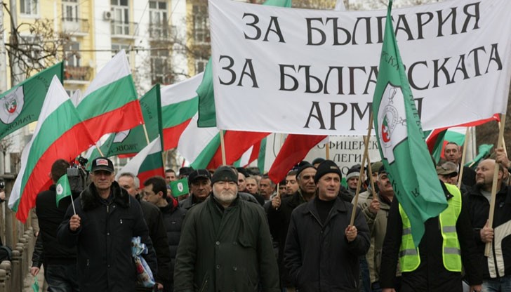 Ген. Михо Михов: План 2014" доведе армията до 80 танка, 2600 души, 16 бойни самолета и 6 бойни кораба. Ген. Михо Михов: План 2014" доведе армията до 80 танка, 2600 души, 16 бойни самолета и 6 бойни кораба.