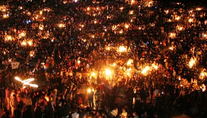 Поръсете пясък пред входната врата, за да избяга злото, запалете огън