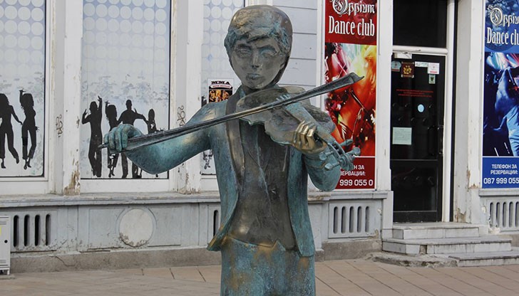 Русенка е напръскала със спрей статуята на момчето цигулар