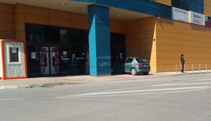 Вярно е, че мола не работи, но това не му дава право да пракира по този начин.