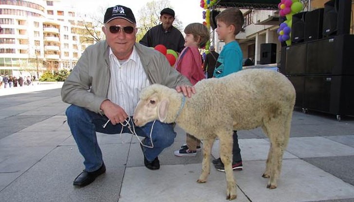 Атанас Атанасов отнесе у дома си живото агне, което бе най-атрактивната от всички 100 награди