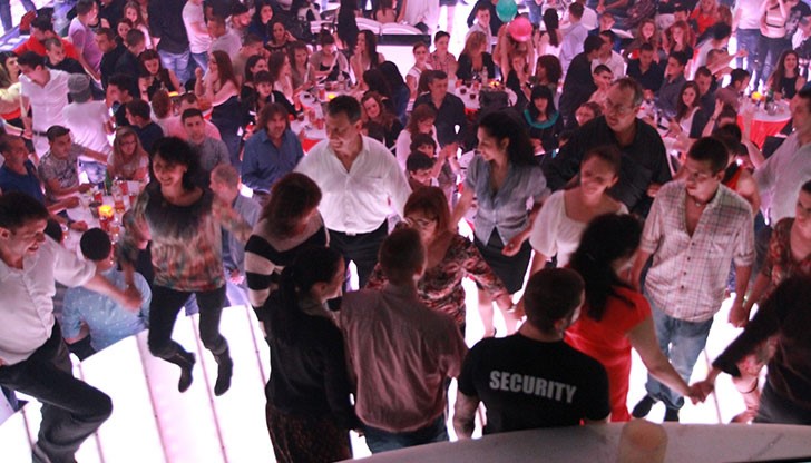 Български фолклорни танци под ритмите на модерна музика в известната русенска дискотека Showroom XS