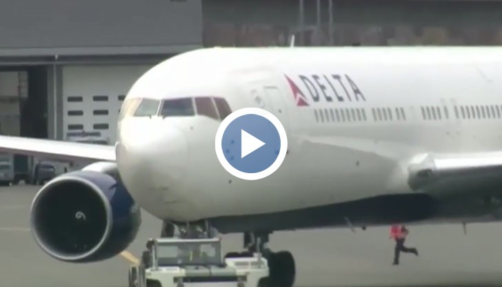 Пилот на авиокомпанията SkyWest бе принуден стремглаво да приземи самолет със 75 пътници на борда