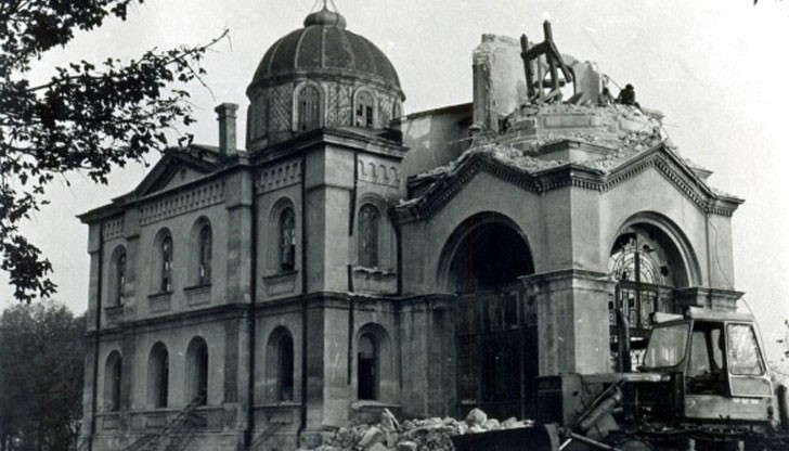 През  годините в крайдунавския град свързват събарянето на „Всех Святих“ с редица нещастия, които връхлитат Русе