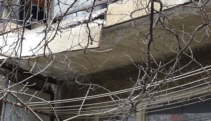 Опасен панел от тераса в квартал Здравец застрашава пешеходци