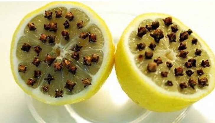 Необходимо е просто да разрежете един лимон наполовина и да забодете в него няколко зрънца карамфил