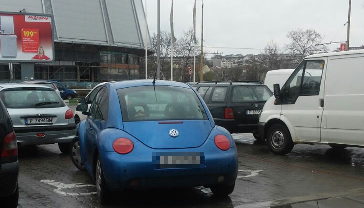 Ето така се паркира на място за инвалиди