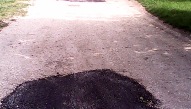 Асфалт върху черен път