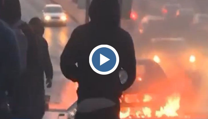 „Видях младежи, просто вървят и чупят всичко, което видят – полицейски коли ... Просто безредици, които после се прехвърлиха, влизаха и по моловете, трошеха, грабеха всичко, което виждат“