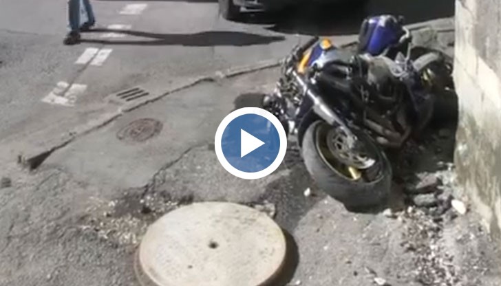 Ударът е бил толкова силен, че младежът и моторът му са изхвърчали настрани и са се приземили в стената на къщата на съседната улица