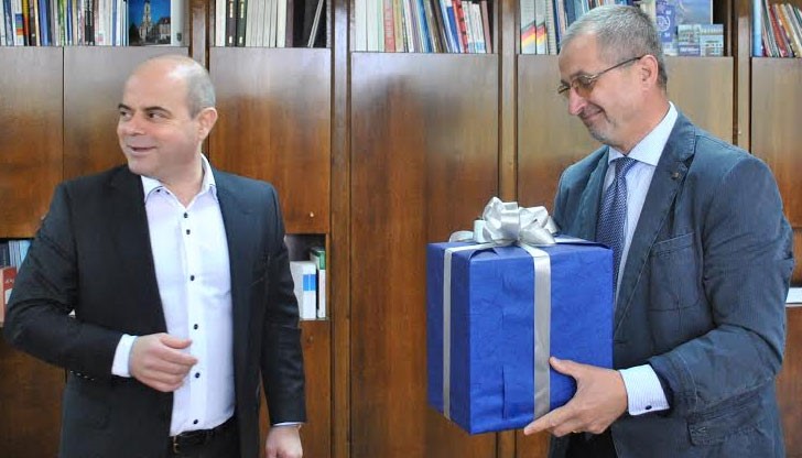 Кметът Пламен Стоилов му пожела здраве и много бъдещи успехи, като му поднесе подарък - стилен комплект чаши