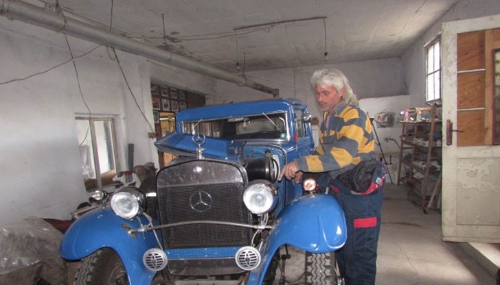 Мерцедес от 1927 г. още вози абитуриенти в Русе