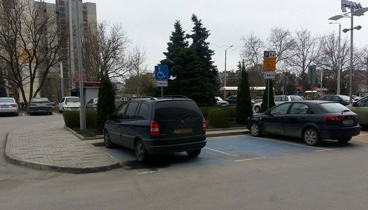Поредното просташко паркиране пред русенски мол