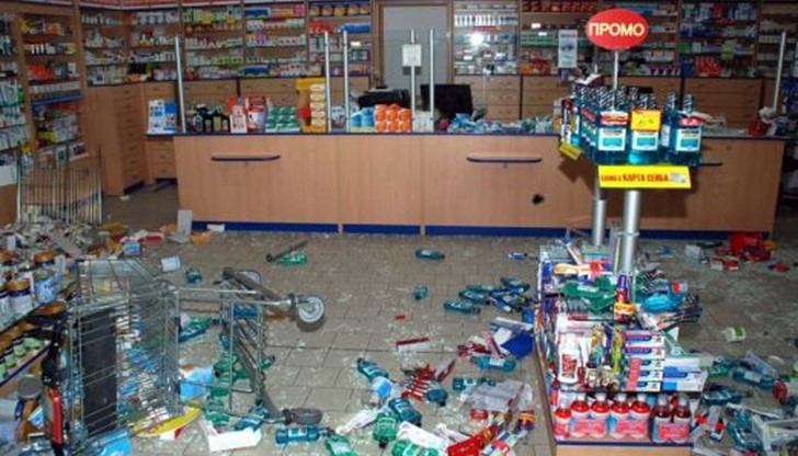 Атаката започнала в 12.30 часа, когато хирпермаркетът бил пълен с пазаруващи или просто отбиващи се в обедната си почивка