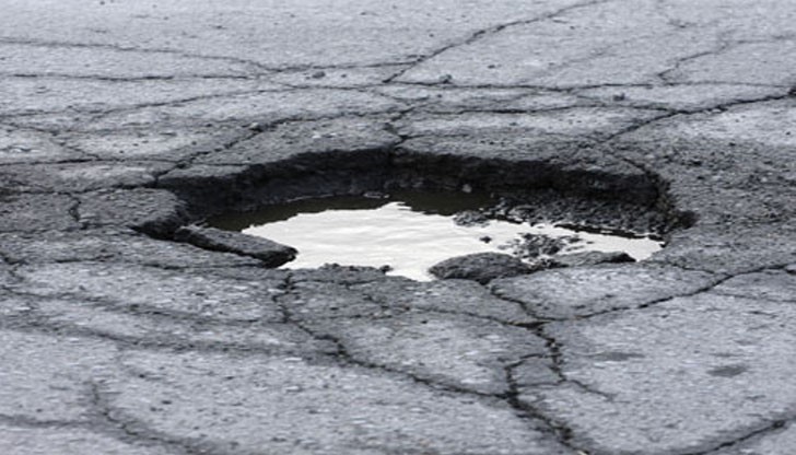 Жена осъди Община Русе за скукана гума в дупка на пътя