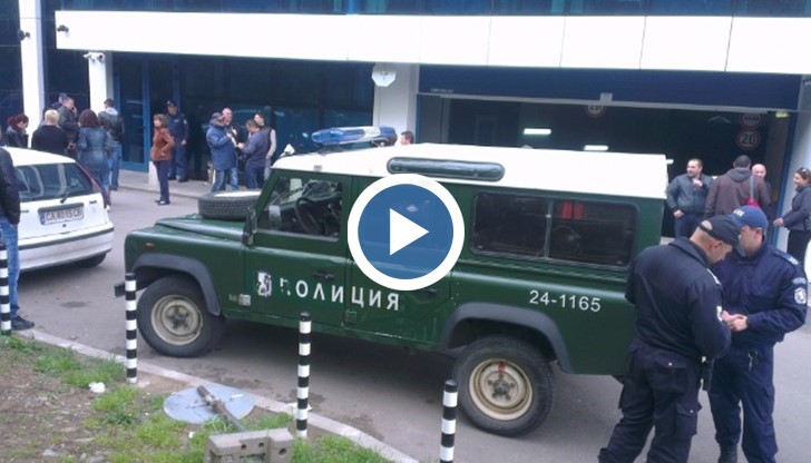 Извършва се обиск и опис на техниката като целта е тя да бъде иззета, което ще доведе до спирането на излъчването на една от четирите национални телевизии