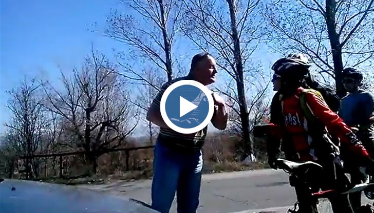 Скандално видео, в което прокурор заплашва велосипедисти, а те са обградили колата му в опит да го спрат до идването на полицията, взриви нета