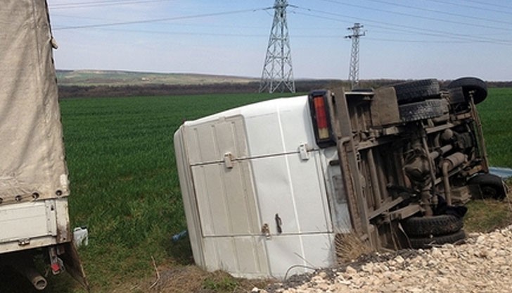 Микробусът се обърнал малко преди разклона за Лозница