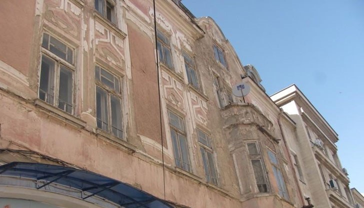 Бездомниците периодично ги опожаряват и спестяват усилията на собственици на имотите да ги ремонтират или поддържат Бездомниците периодично ги опожаряват и спестяват усилията на собственици на имотите да ги ремонтират или поддържат