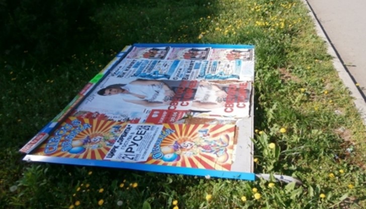 Обект на посегателство са общинските информационни табла, предназначени за безплатно поставяне на плакати и афиши