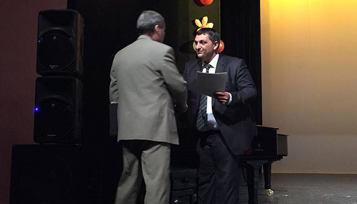 Поздравителен адрес по повод празника от името на Областният управител Стефко Бурджиев, г-н Станчев връчи на директорът на русенското училище г-н Юлиян Илиев