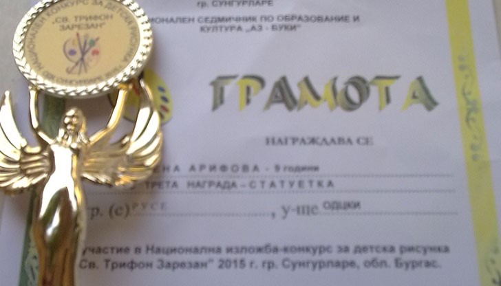 С творбите си от рисувана коприна 9-годишната Асена Арифова се класира на трето място на Националния конкурс-изложба за детска рисунка
