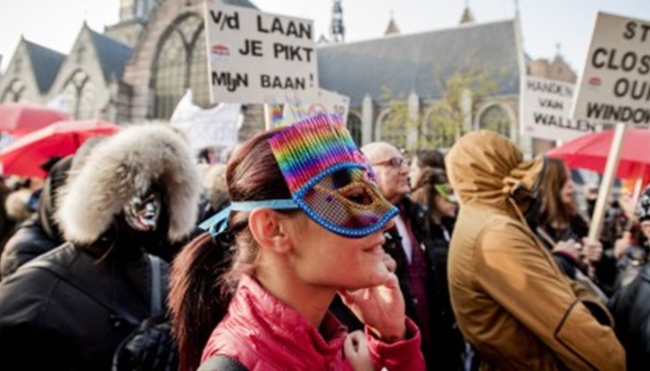 Властите в Амстердам са започнали проект за обновяване на квартала, който предвижда затваряне на много от витрините на публичните домове Властите в Амстердам са започнали проект за обновяване на квартала, който предвижда затваряне на много от витрините на публичните домове