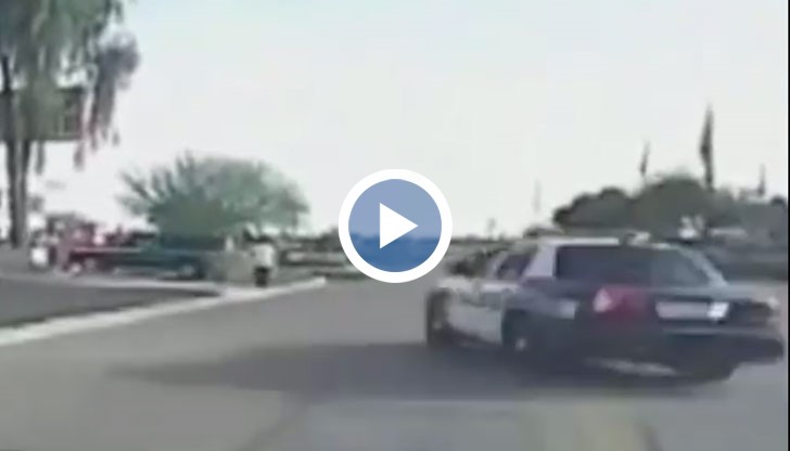 Полицай ускорява своя автомобил, качва се на тротоара и блъска въоръжен крадец в опит да го залови