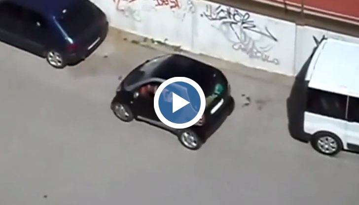 Жена се опитва да паркира "Smart"
