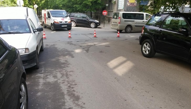 Днес затворена за движение е ул. „Църковна независимост“, точно в района на кръстовището и с „Духовно възраждане“