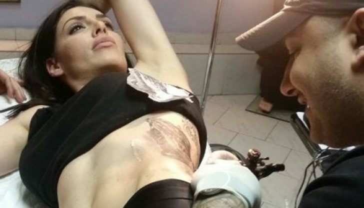 Златка Димитрова добави още един татус към многобройните рисунки по тялото си