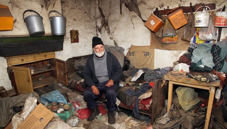 Като истински Робинзон мъжът е напълно забравен в Съединение, разказват местните