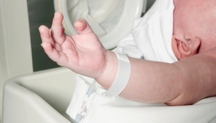 Акушерка си е позволила да удари с ръка няколко пъти 7-дневно бебе