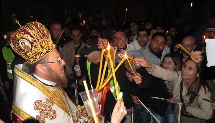 Празничната служба бе водена от Русенския митрополит Наум на открито пред катедралния храм "Света Троица"