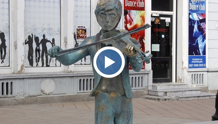 Недоволна русенка "позлати" новата статуя на цигуларче