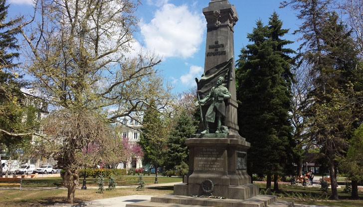 Паметникът е обруган - щикът на пушката и дръжките на сабите са откраднати!!!