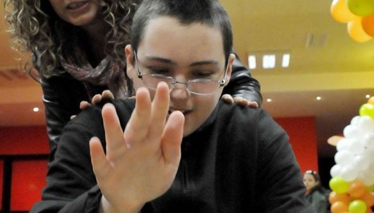 Според ТЕЛК състоянието "детски аутизъм" не можело повече да характеризира младежите, защото те вече не били деца Според ТЕЛК състоянието "детски аутизъм" не можело повече да характеризира младежите, защото те вече не били деца