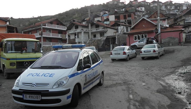 26-годишен мъж беше прострелян и е почина. Други двама ( на 27 и 56 г.) са настанени в болница с опасност на живота