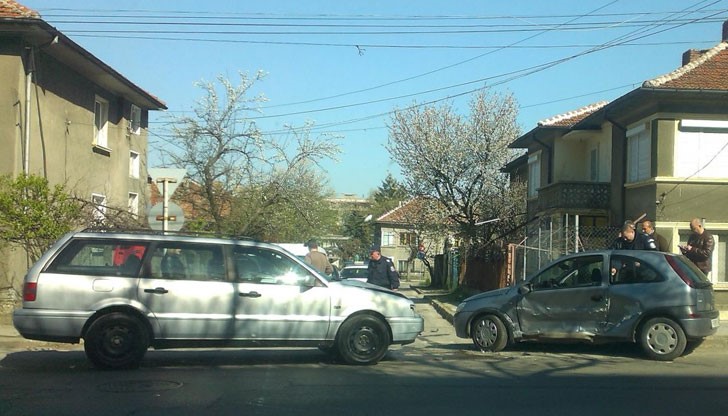 Корсата е пострадала много сериозно от лявата си страна, където се е намирал и водачът на колата