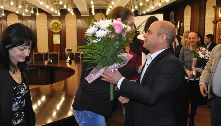 Пламен Стоилов връчи отборна премия на русенския женски баскетболен отбор „Дунав – 8806“ за високи постижения и отлично представяне