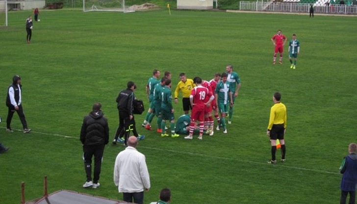 "Морския" беше арестуван, защото спукал с лакът предното стъкло на колата на съдийската бригада от Русе "Морския" беше арестуван, защото спукал с лакът предното стъкло на колата на съдийската бригада от Русе