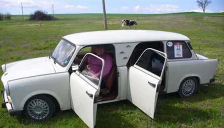 Теньо Калъчев сглоби по свой проект лимузина с 4 врати от два трабанта Теньо Калъчев сглоби по свой проект лимузина с 4 врати от два трабанта