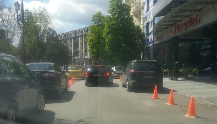 Паркирането в района на Площад "Княз Ал. Батенберг " стана почти невъзможно