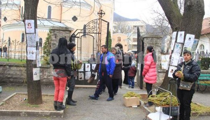 И тази година пред църквите се върти алъш-вериш, никой не гони мургавите търговци И тази година пред църквите се върти алъш-вериш, никой не гони мургавите търговци