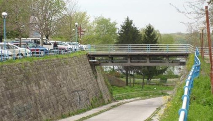 Срутване и раздвижване на земните пластове заплашва каменната стена, която укрепва почвата на ската над кея, в самия център на Русе