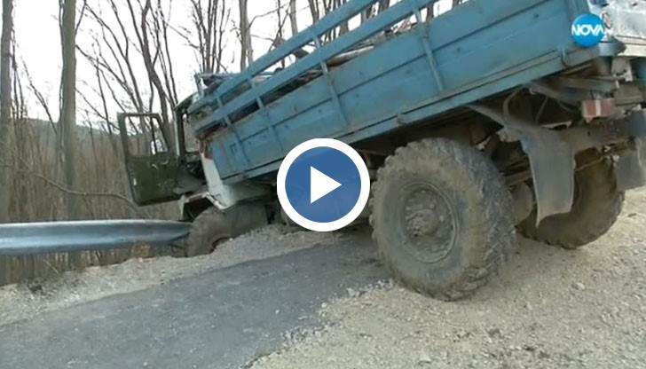 Инцидент с преобърнат камион край Върбица