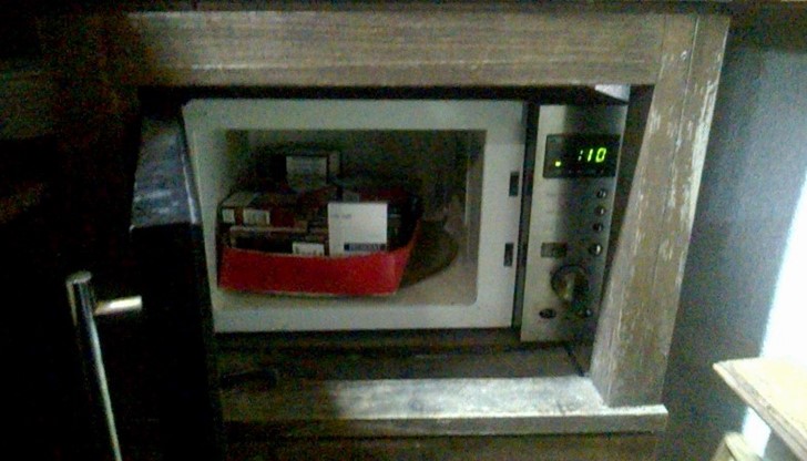 Митничари се натъкнали на цигари подредени в микровълновата печка зад бара на заведението Митничари се натъкнали на цигари подредени в микровълновата печка зад бара на заведението