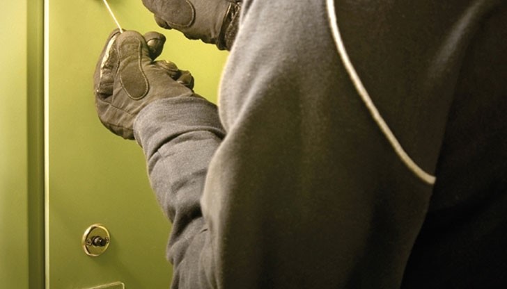 Лепило по шпионките на вратите и черупка от яйце под изтривалката са сред най-новите трикове на обирджиите Лепило по шпионките на вратите и черупка от яйце под изтривалката са сред най-новите трикове на обирджиите