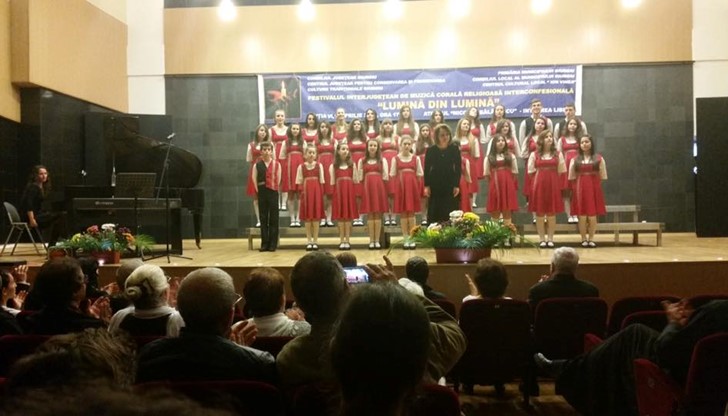 Хористите от "Дунавски вълни", с диригент Весела Тодорова и корепетитор Гергана Вичева очароваха публиката с чудесната интерпретация на "Отче наш" Хористите от "Дунавски вълни", с диригент Весела Тодорова и корепетитор Гергана Вичева очароваха публиката с чудесната интерпретация на "Отче наш"