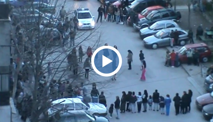 Ромите нагло въртят кючеци пред полицейска патрулка, униформените безсилни